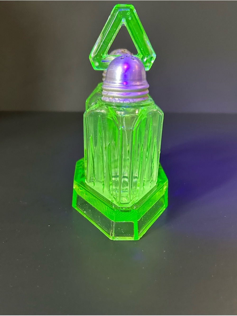 Vaseline Green Uranium Glass Salt & Pepper Shakers with Caddy Art Deco - Picture 2 of 11
